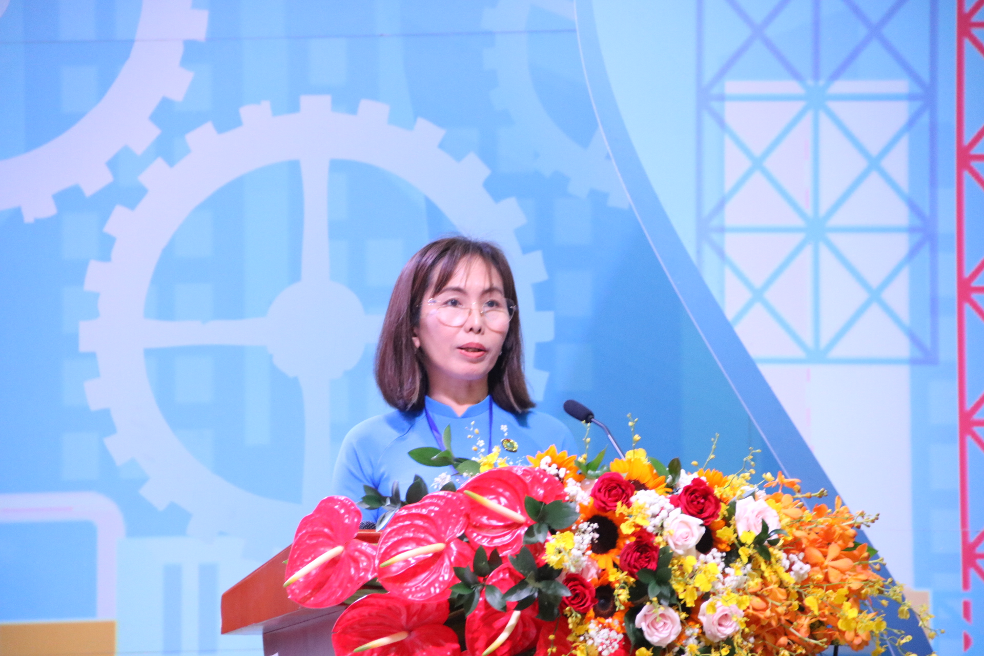 Bà Lê Thị Hồng Nhung phát biểu