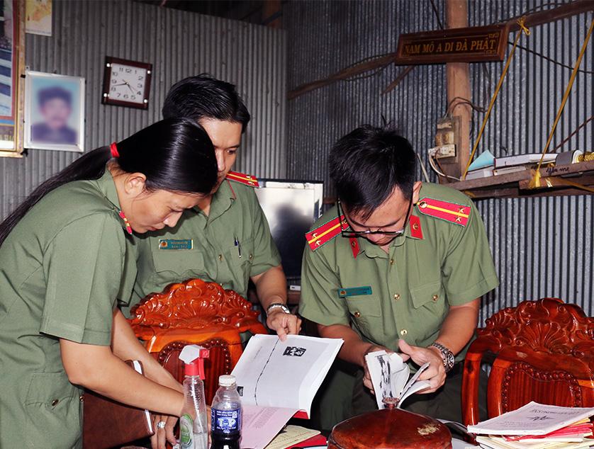 Cận cảnh tài liệu chống phá Đảng, Nhà nước thu giữ được tại nơi ở của đối tượng Nam. Ảnh: Vũ Tiến