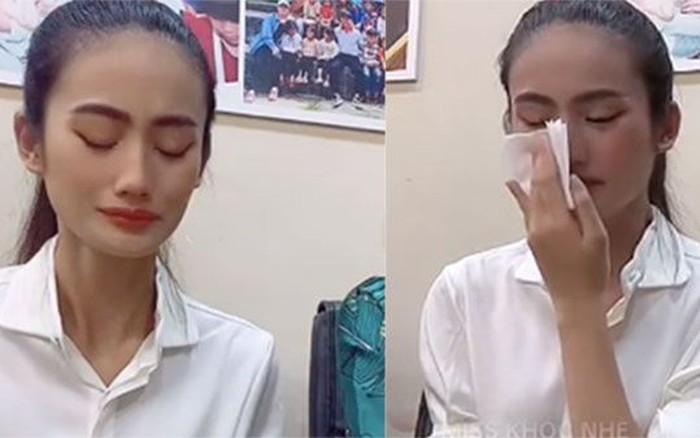 Hoa hậu Ý Nhi khóc trong livestream gần đây. Ảnh: Cắt từ video