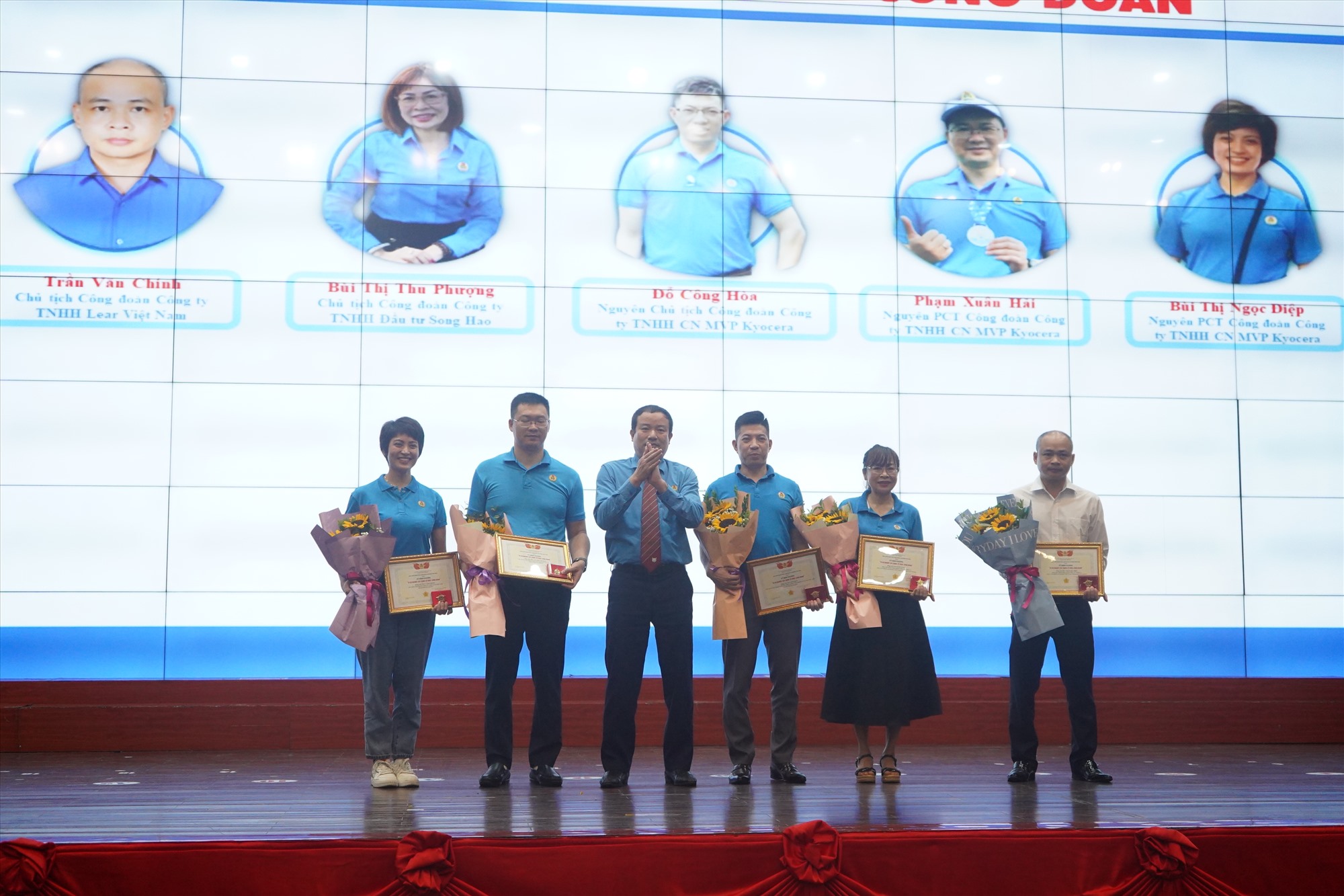 Lãnh đạo Liên đoàn lao động thành phố tặng kỷ niệm chương “Vì sự nghiệp xây dựng tổ chức Công đoàn” cho 6 cá nhân.
