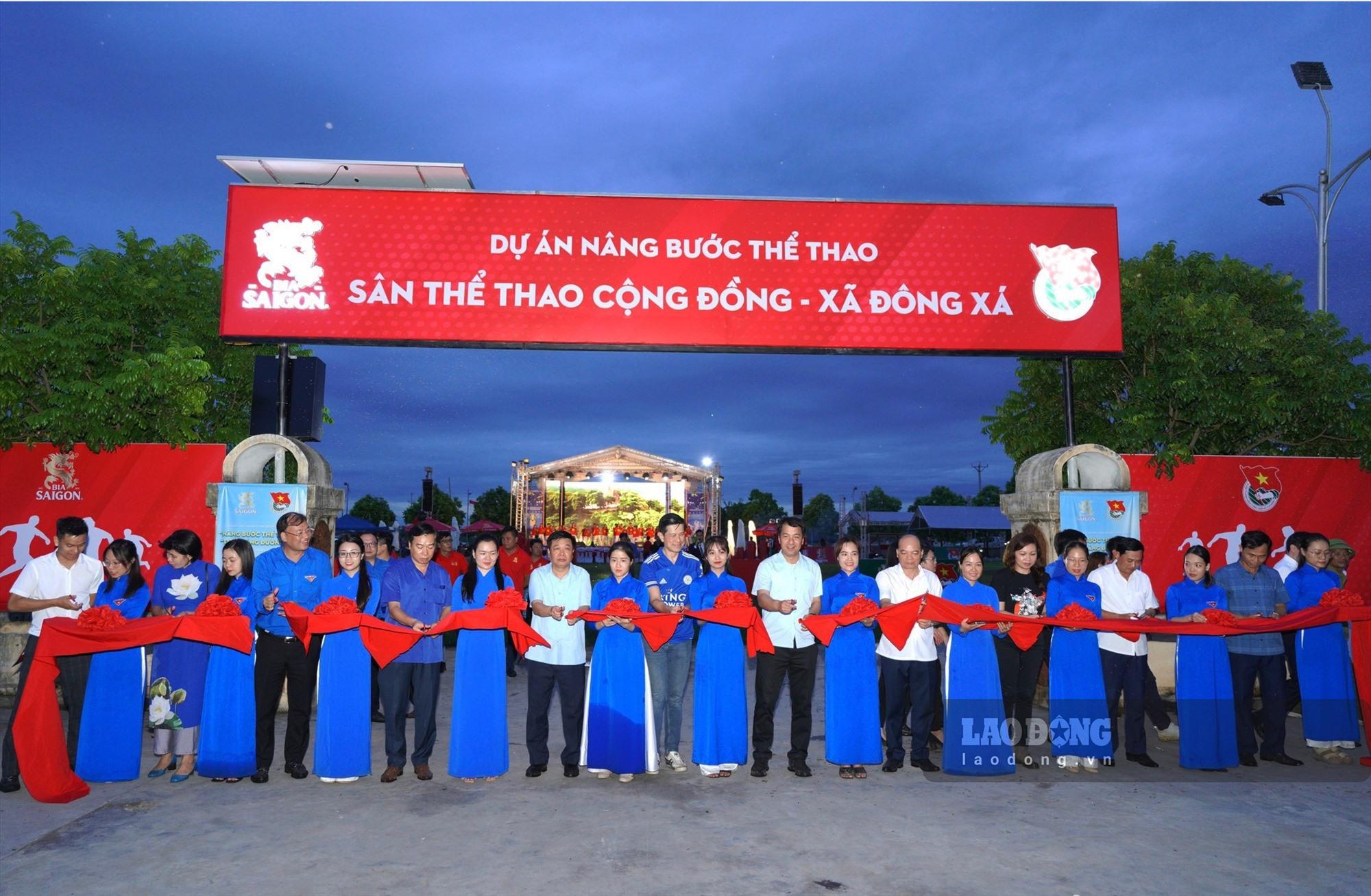 Các lãnh đạo tham gia cắt băng khánh thành Sân thể thao cộng đồng Xã Đông Xá, huyện Đông Hưng. Ảnh: Lương Hà
