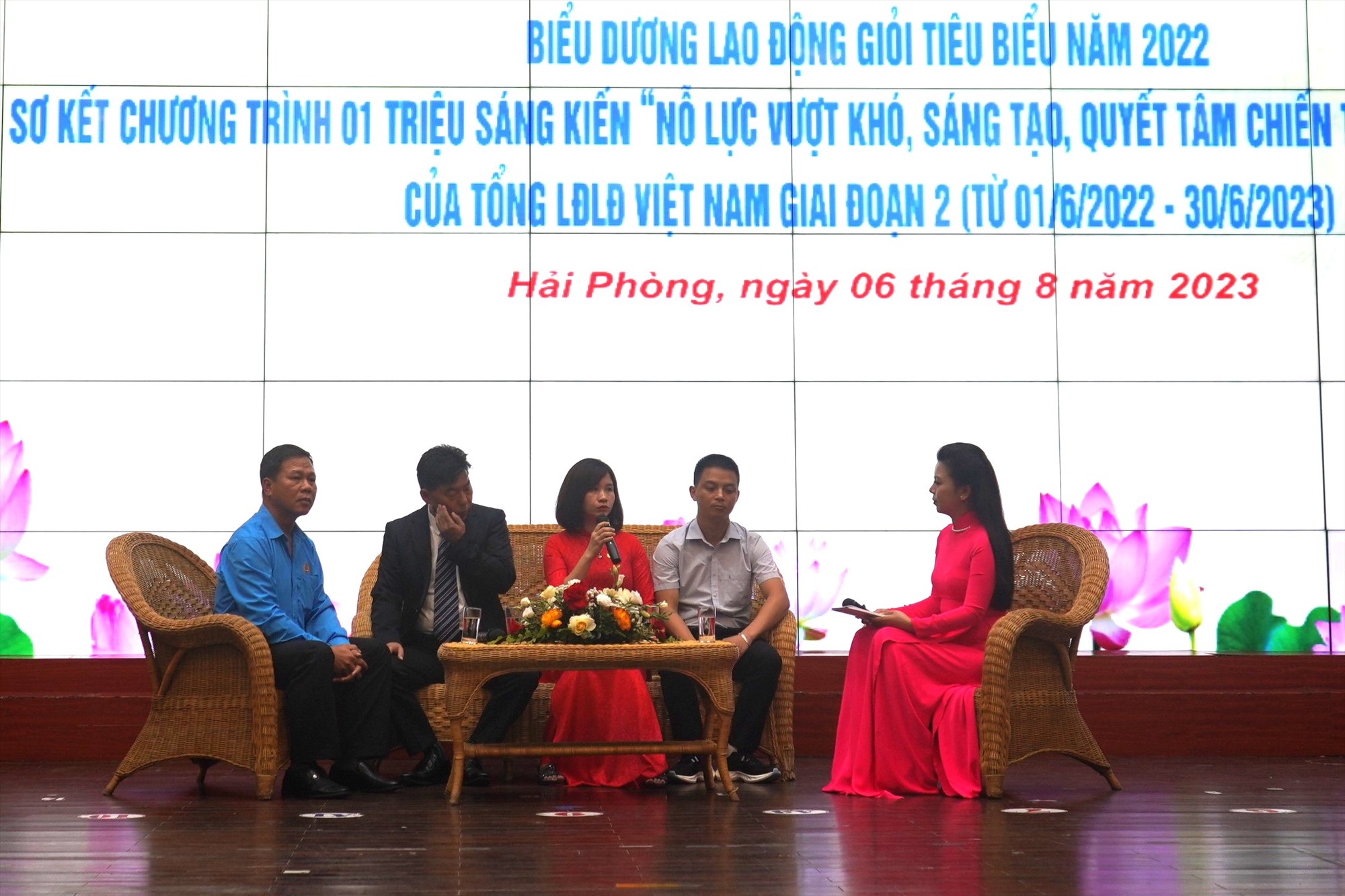 Các cá nhân, tập thể điển hình giao lưu chia sẻ kinh nghiệm triển khai phong trào Lao động giỏi, Lao động sáng tạo và chương trình 1 triệu sáng kiến. Ảnh: Mai Dung
