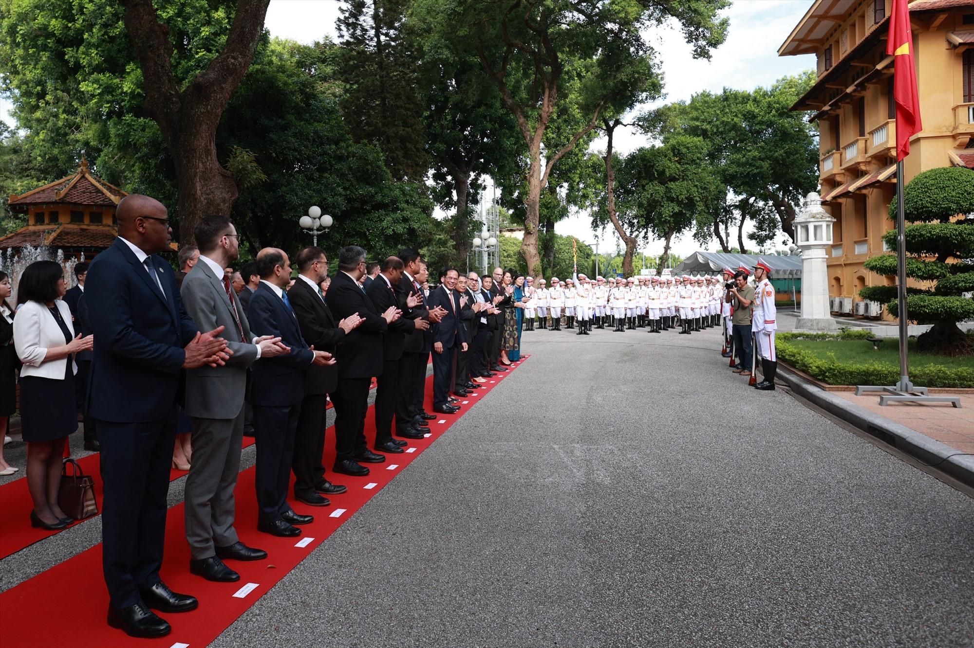 Đại diện các bộ ngành liên quan; Đại sứ, Đại biện các nước ASEAN và đối tác của ASEAN tại Hà Nội dự lễ thượng cờ. Ảnh: Hải Nguyễn