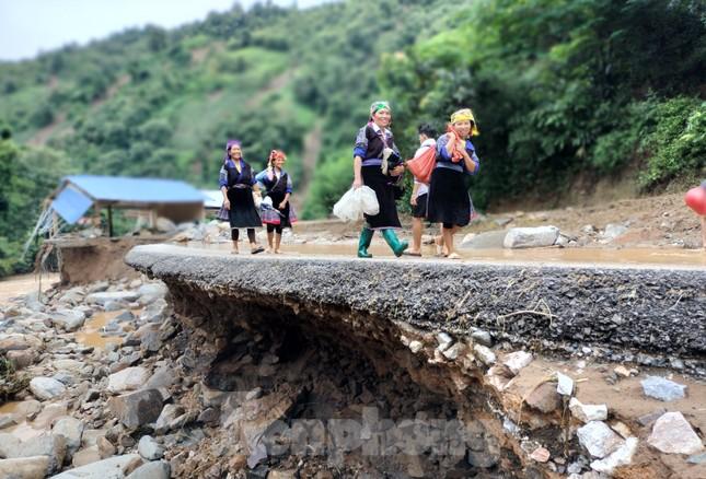 Sau 6 ngày lũ quét, thông tuyến Quốc lộ 32 từ Mù Cang Chải sang Lai Châu - Ảnh 1.