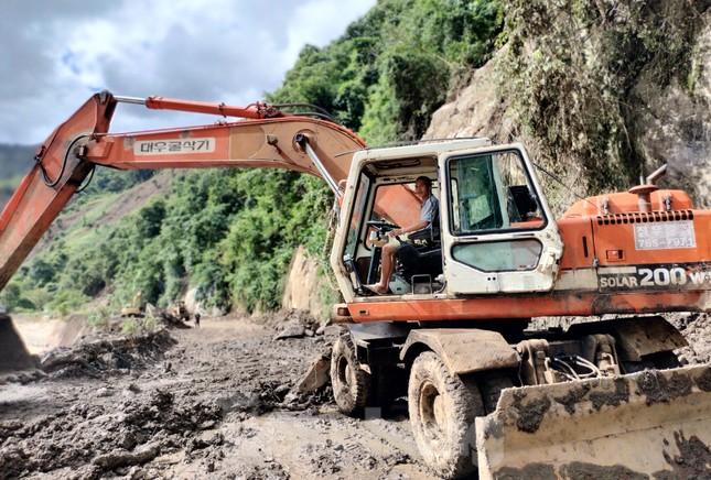 Sau 6 ngày lũ quét, thông tuyến Quốc lộ 32 từ Mù Cang Chải sang Lai Châu - Ảnh 3.