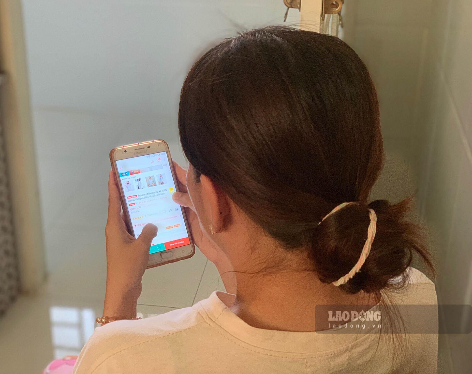Để có tiền trang trải cuộc sống, người lao động phải làm thêm nhiều nghề từ bán hàng online, nhân viên giao hàng,... Ảnh minh họa: Bích Ngọc