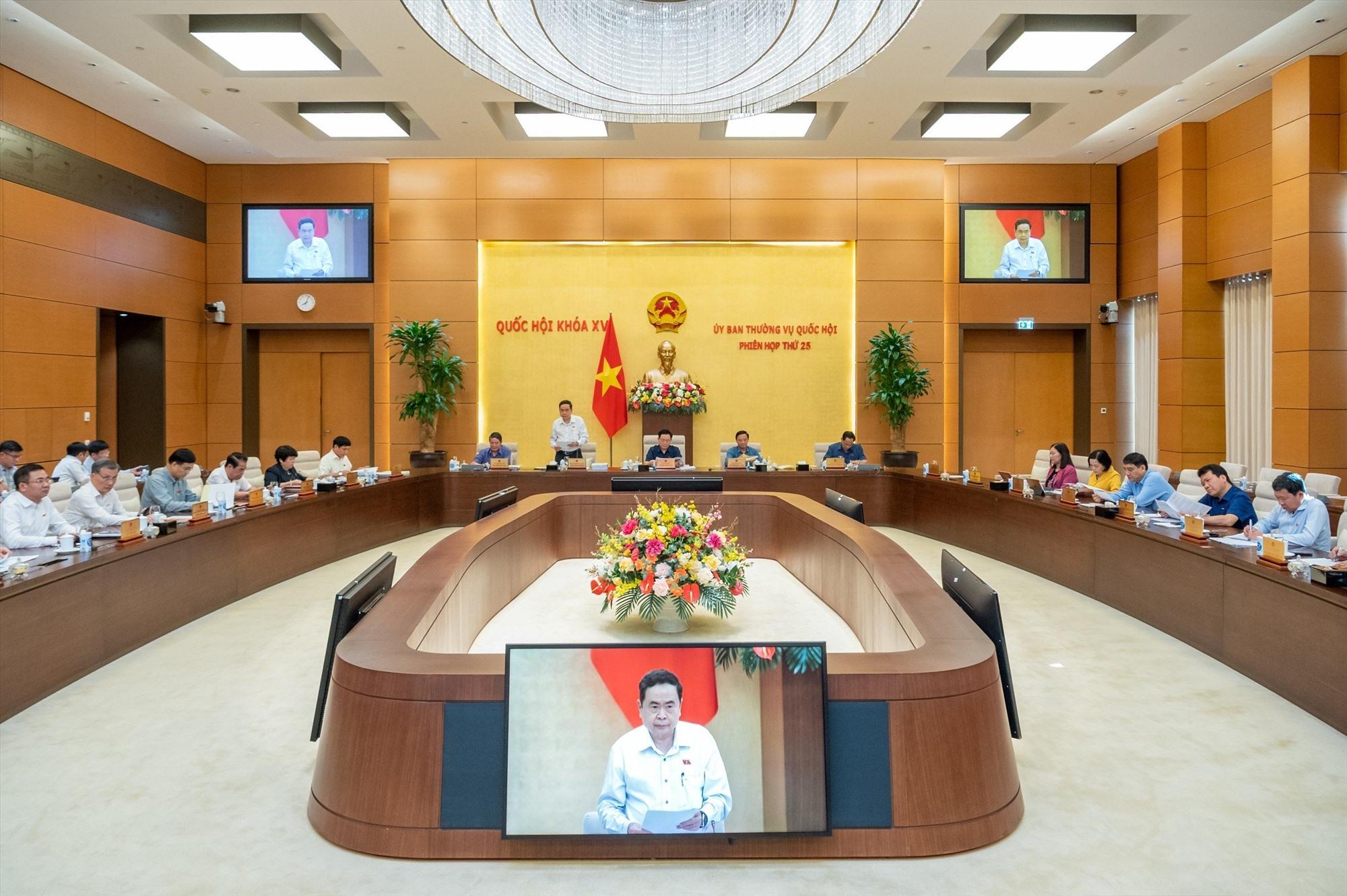 Toàn cảnh phiên họp sáng 17.8. Ảnh: Phạm Thắng/QH