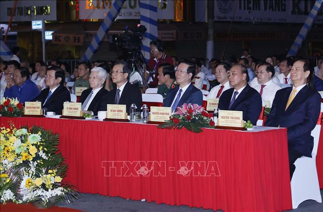 Chủ tịch nước Võ Văn Thưởng và các lãnh đạo, nguyên lãnh đạo Đảng, Nhà nước dự Lễ kỷ niệm 135 năm ngày sinh Chủ tịch Tôn Đức Thắng. Ảnh: TTXVN