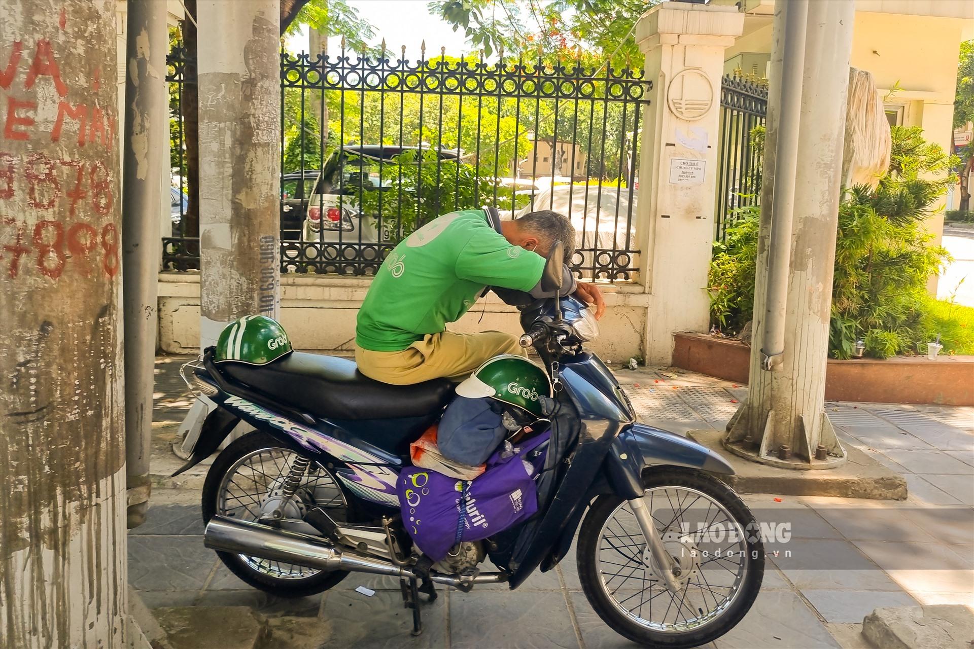 Vì đặc thù công việc phải di chuyển nhiều nên những người làm công việc chạy xe ôm, xe ba gác chở hàng cũng phải tranh thủ những giờ phút không có khách để chợp mắt nghỉ ngơi. Với họ 5 phút ngủ ngắn ngủi ycũng khiến họ khỏe hơn.