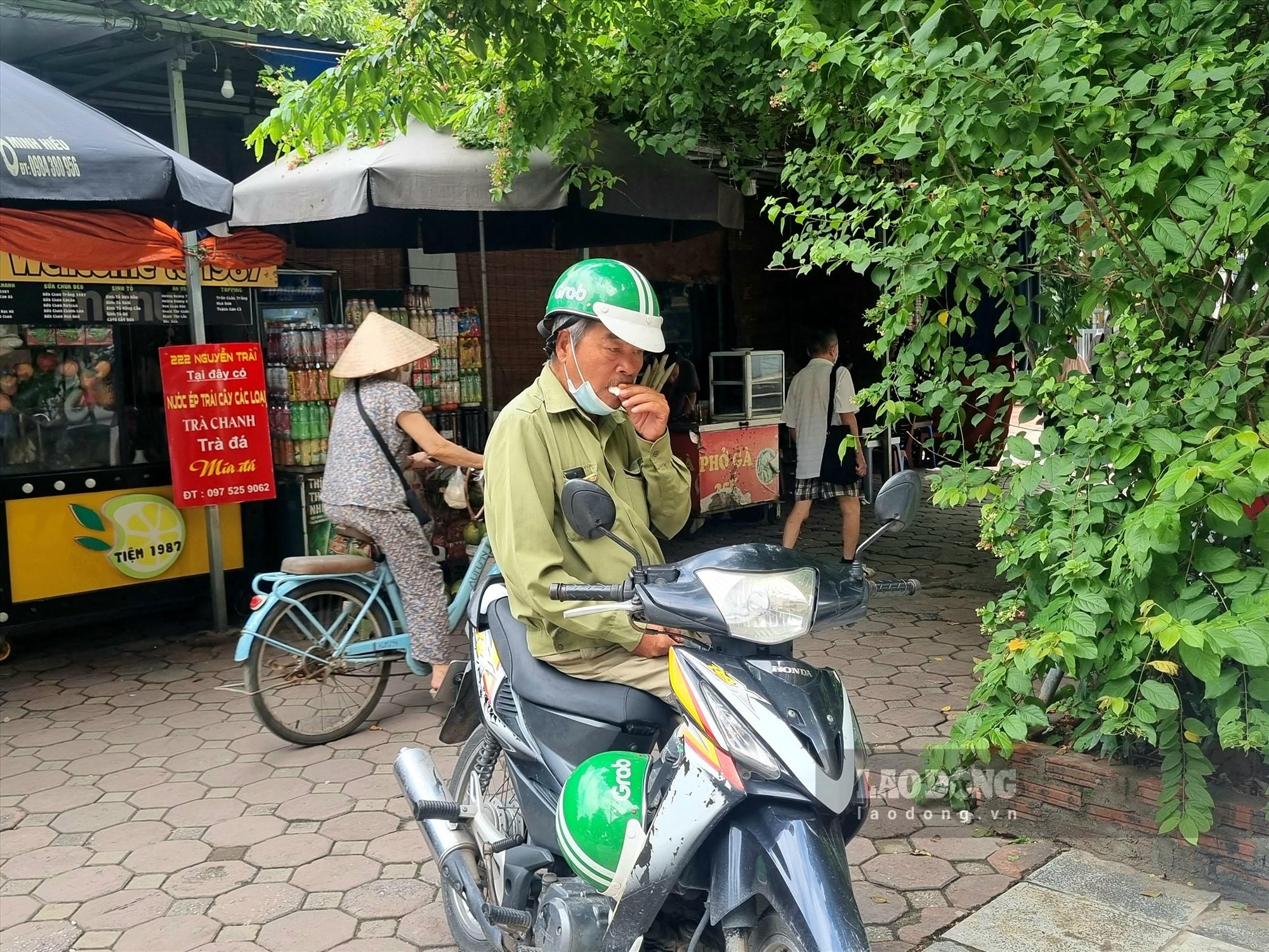 Đổi nghề sang làm xe ôm công nghệ được mấy năm nay, ông Hưng chia sẻ: “Thường ngày, bữa trưa của tôi sẽ là cơm mua ở mấy hàng quán bên đường, nhưng hôm nay đi chạy xe cả sáng háo nước nên tôi cũng không muốn ăn cơm canh gì. Tôi mua quả dừa về uống nước, ăn cơm dừa thấy cũng lưng lưng bụng rồi. Lát có đói tôi sẽ ăn thêm“.