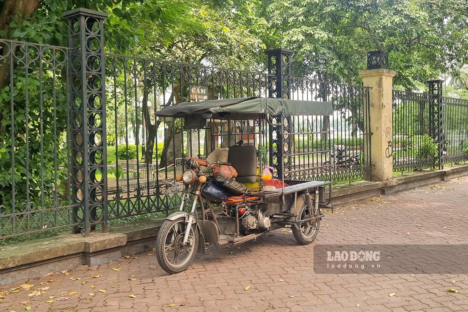 Mùa hè đã kết thúc, tuy nhiên thời tiết mưa nắng thất thường khiến những người lao động càng thêm mệt mỏi. Những giờ phút nghỉ trưa ngắn ngủi khiến họ bớt đi những lo toan, những gánh nặng cơm áo.