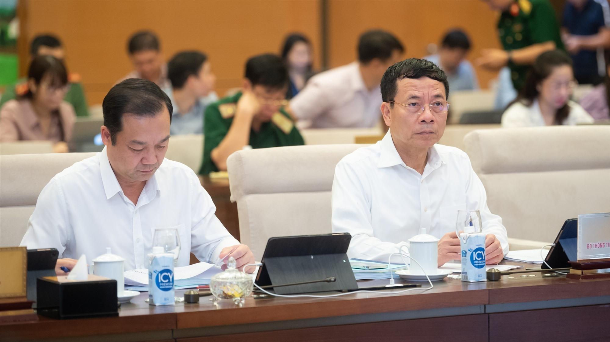 Bộ trưởng Bộ Thông tin và Truyền thông Nguyễn Mạnh Hùng tại phiên họp. Ảnh: Phạm Thắng/QH