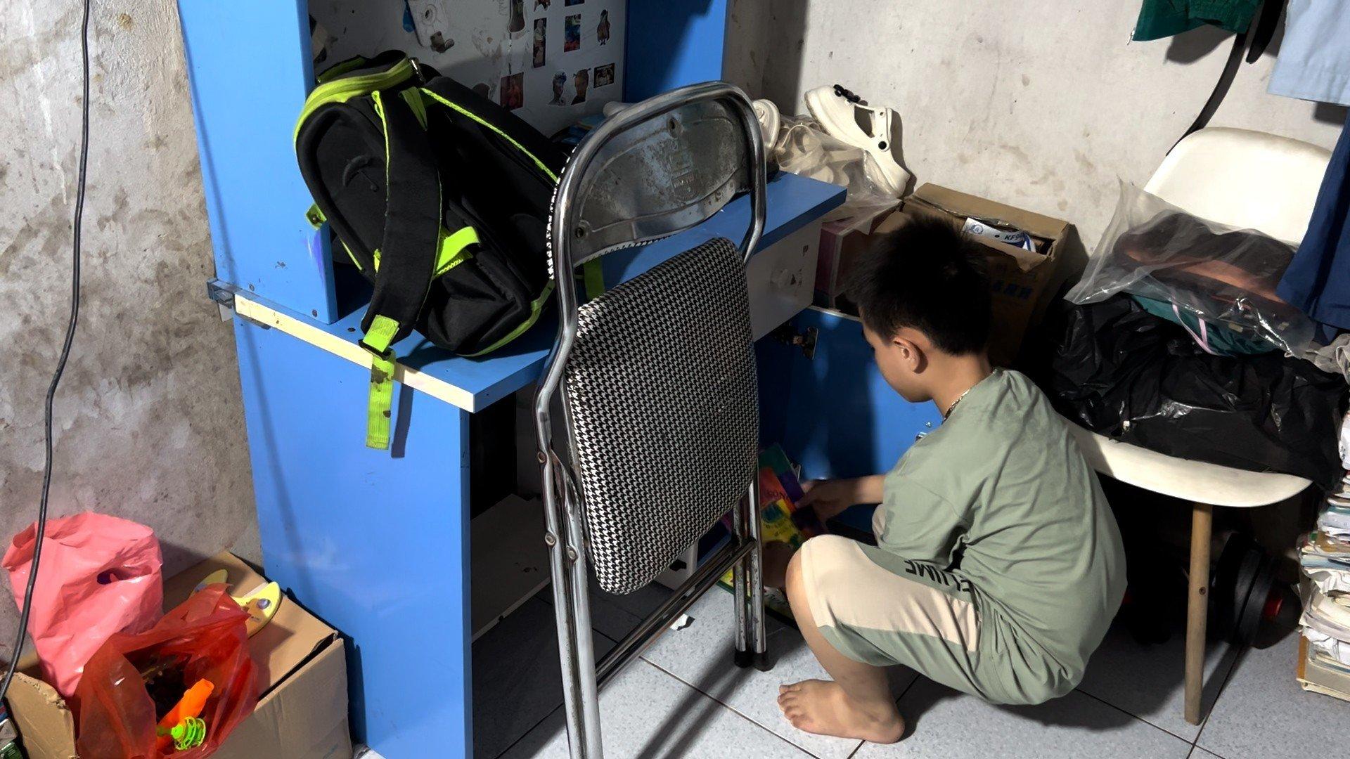 “Với mức lương giao động 15 - 17 triệu của 2 vợ chồng, phải nuôi 2 con nhỏ ở thành phố nên rất vất vả. Tôi chỉ muốn công ty tạo điều kiện để có thêm cơ hội tăng ca, kiếm thêm thu nhập để cuộc sống gia đình đỡ vất vả. Khi cuộc sống vất chất chưa đủ thì làm sao dám nghĩ đến đời sống tinh thần thoải mái được“, anh Lễ tâm sự.
