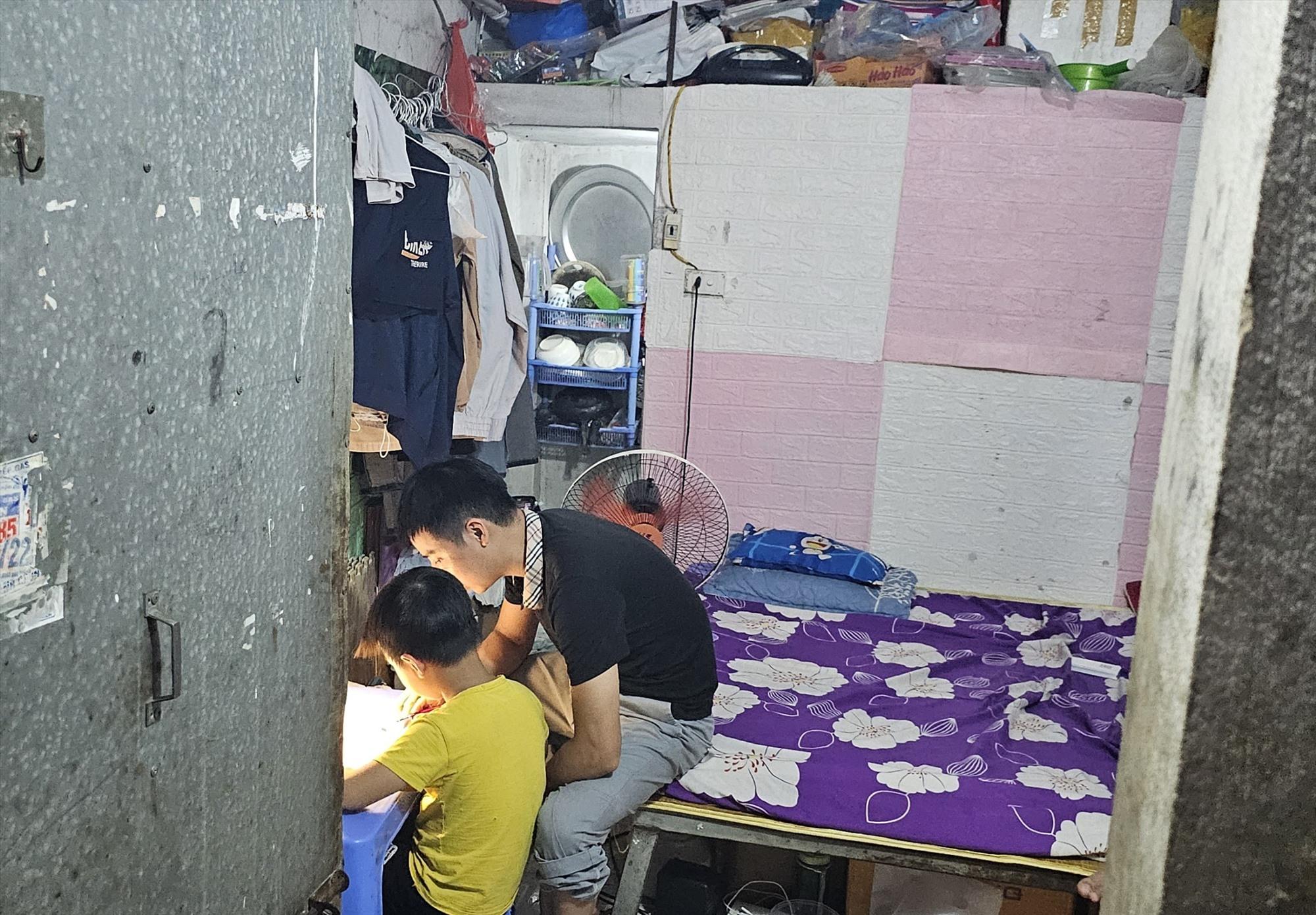 Tại đây, chúng tôi bắt gặp anh Luân đang đang chuẩn bị bữa tối và bày con trai học tập.