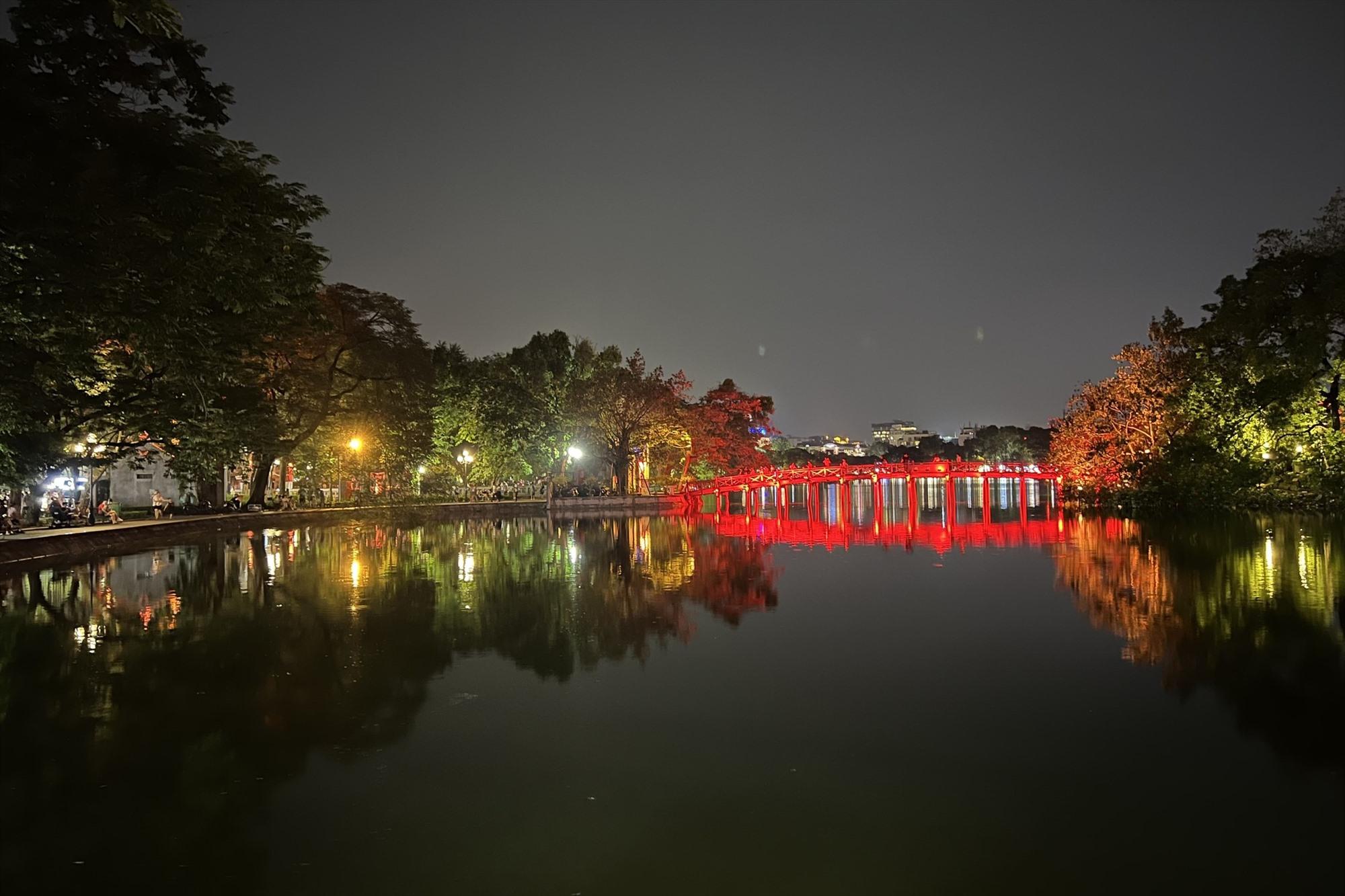 Thủ tướng Singapore tự chụp ảnh, khen cầu Thê Húc, đền Ngọc Sơn