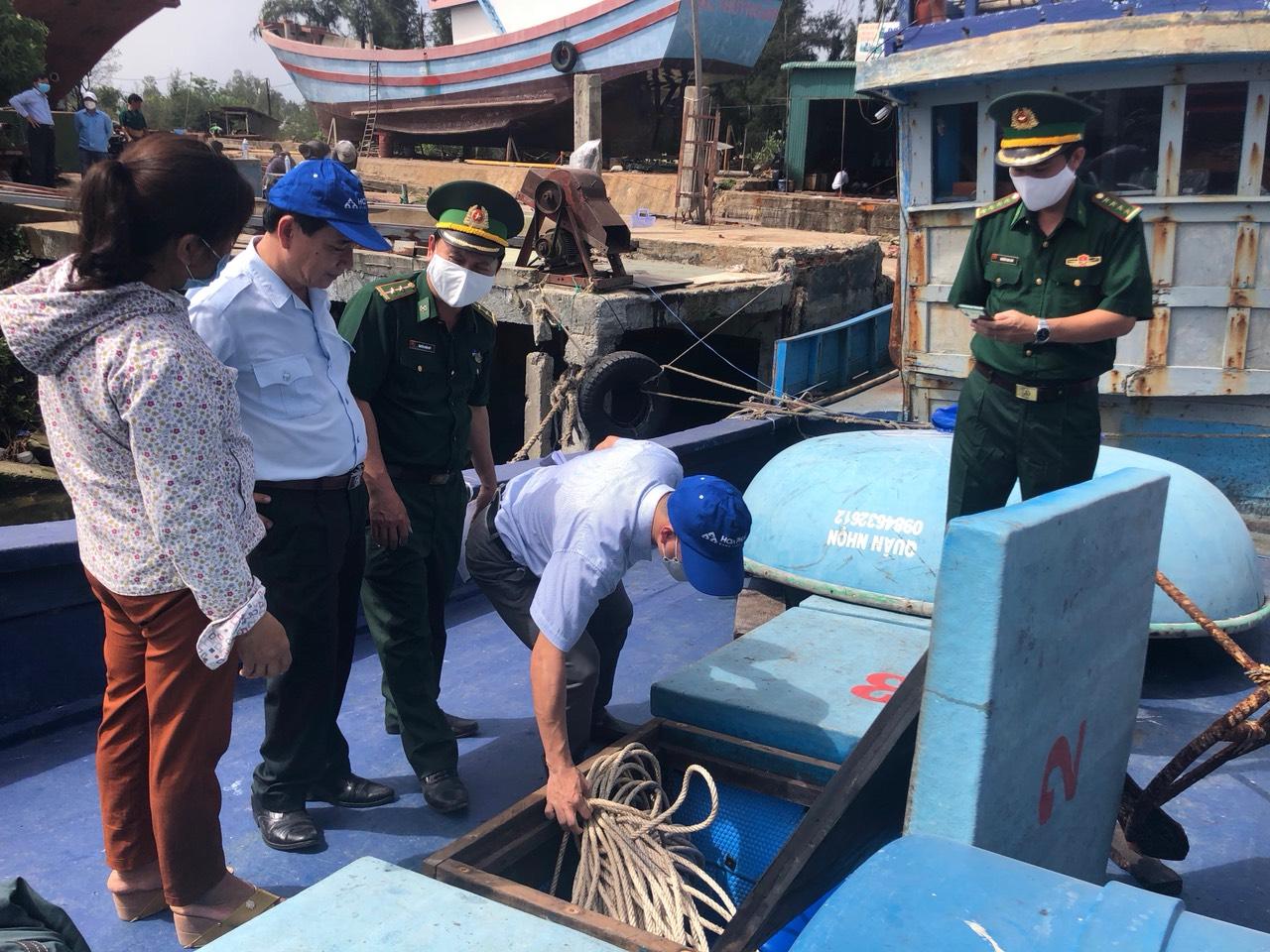 Tỉnh Quảng Ngãi có 11 Trạm kiểm soát Biên phòng, 5 cảng cá đủ điều kiện xác nhận nguồn gốc thủy sản nhằm kiểm soát tàu cá xuất nhập bến và tàu cá ra vào cảng để phát hiện và xử lý các hành vi vi phạm. Ảnh: Ngọc Viên