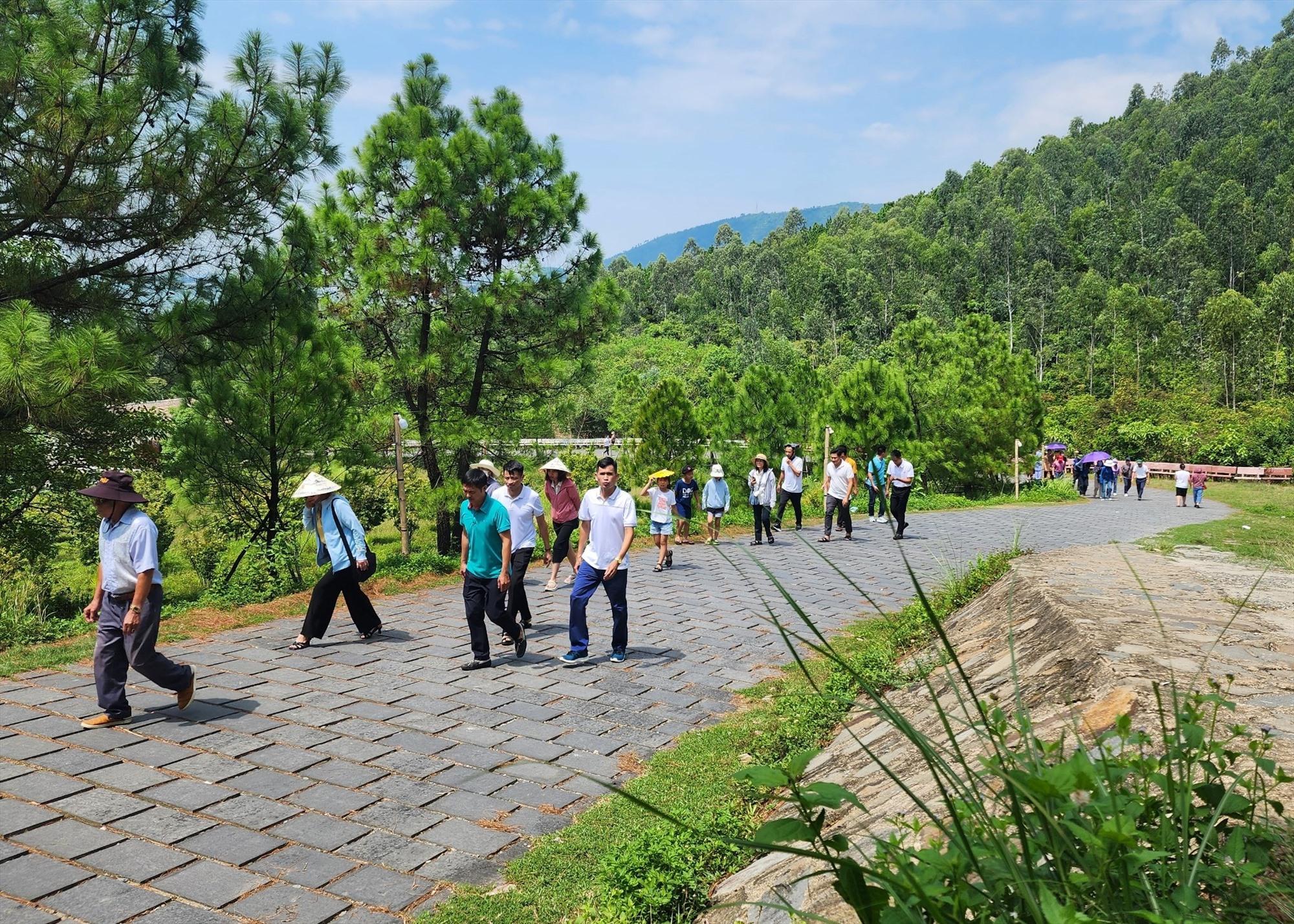 Dòng người đến dâng hương, dâng hoa tại Khu mộ Đại tướng Võ Nguyên Giáp trong ngày Tết độc lập. Ảnh: Lê Phi Long