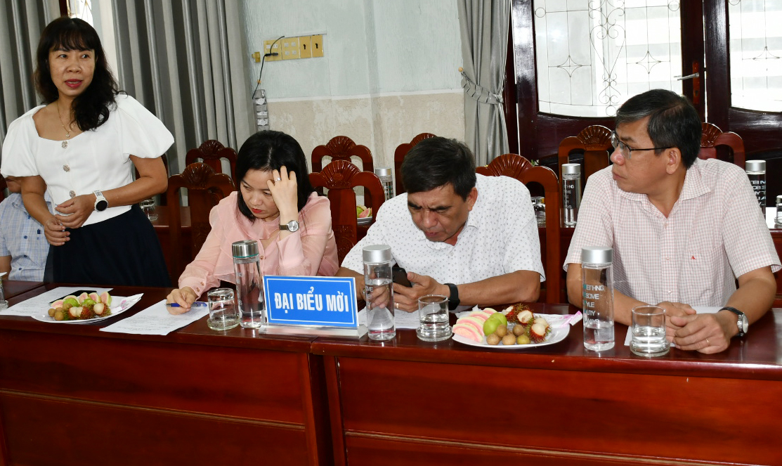 Đại diện Báo Bình Định trao đổi công tác phối hợp truyên truyền phục vụ đại hội. Ảnh: Xuân Nhàn.