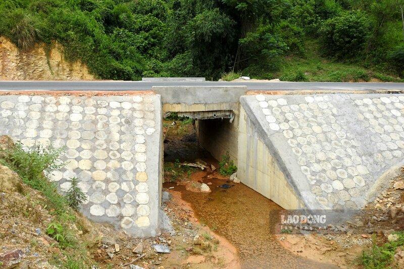 Công trình có quy mô chia làm 3 tuyến, với tổng chiều dài là 34,633 km: Tuyến số 1 và đoạn từ Km0 - Km2+900 của tuyến số 2 được thiết kế theo tiêu chuẩn đường cấp V miền núi; các đoạn còn lại của tuyến số 2, tuyến số 3 được thiết kế sửa chữa, nâng cấp nền mặt đường, thoát nước và hệ thống an toàn giao thông.