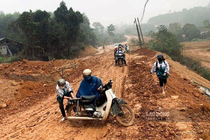 Cụ thể, theo ghi nhận của phóng viên thời điểm đó, có nhiều vị trí xảy ra tình trạng mất an toàn giao thông vì lớp đất dày bị trơn trượt, lầy lội khi trời mưa, người dân phải rất khó khăn khi di chuyển. Cùng với đó, tình trạng bụi bẩn diễn ra phổ biến khiến các hộ dân sống ven đường bức xúc. Ảnh: Tô Công.