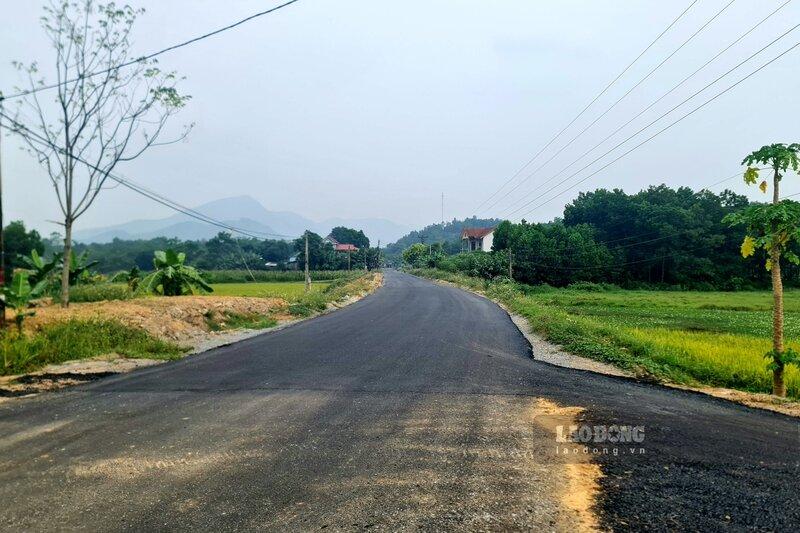Phần nền đường đã triển khai thi công được 31,9/36,4km, đa phần toàn tuyến đã được cấp phối đá dăm, có 11km đã được thảm mặt đường bêtông nhựa. Ảnh: Tô Công.