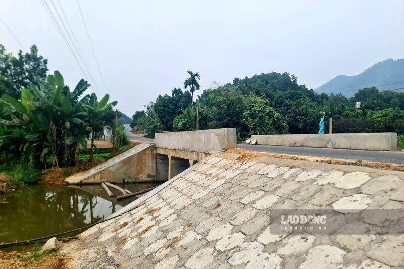 Theo Quyết định số 1272 ngày 29.8.2022 của UBND huyện Yên Lập, liên danh 6 doanh nghiệp đã trúng gói thầu thi công dự án với giá 291.821.266.000 VND (giá dự toán gói thầu là 291.987.467.000 VND), thời gian thực hiện hợp đồng là 1.200 ngày.