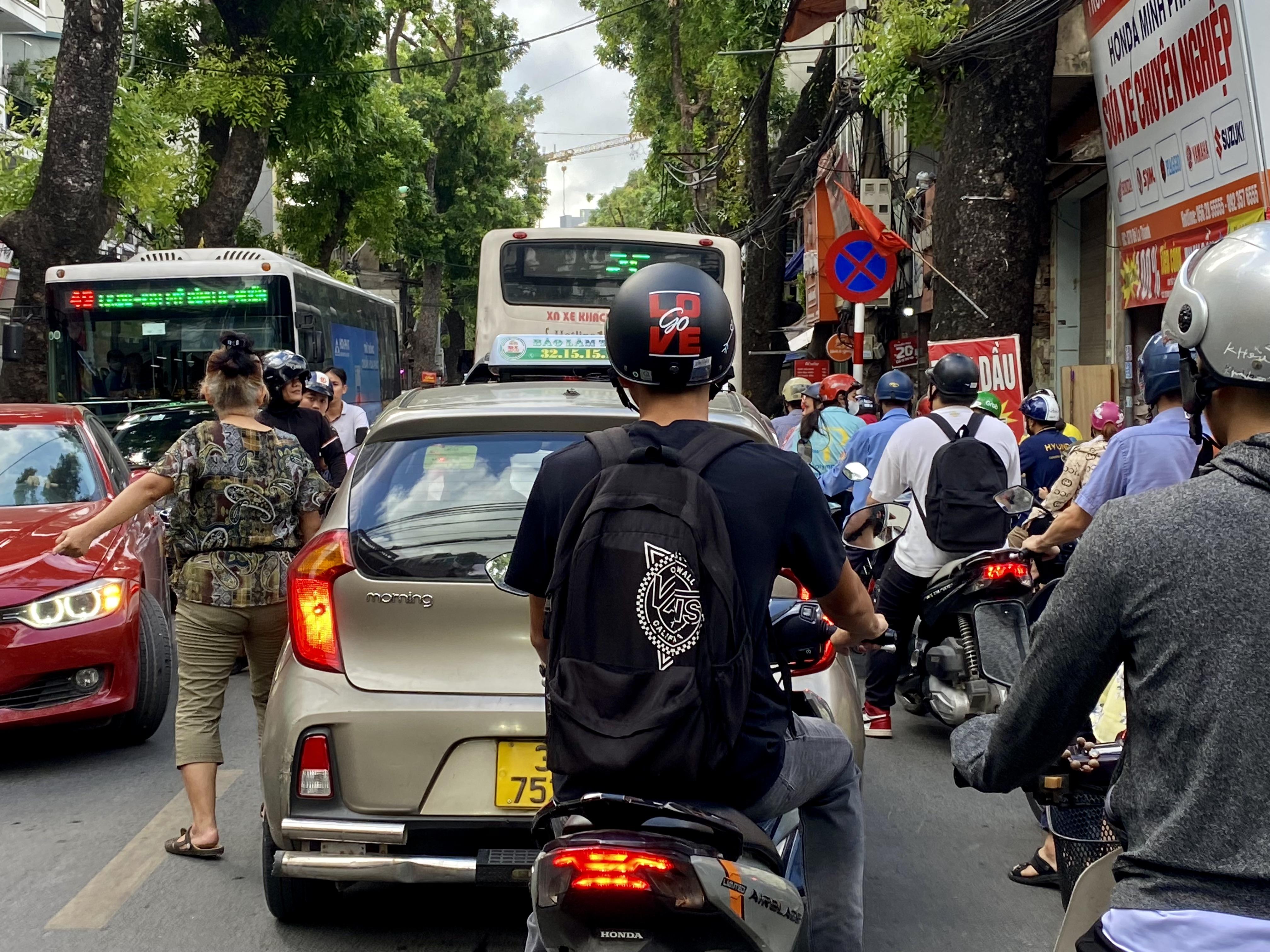 Người dân nhích từng cm trong giờ cao điểm. Ảnh: Vĩnh Hoàng