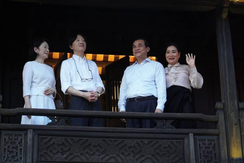 Hoàng thái tử Nhật Bản Fumihito Akishino và Công nương cùng lãnh đạo Tỉnh ủy Quảng Nam đến thăm Chùa Cầu, Hội An. Ảnh Thu Trang.