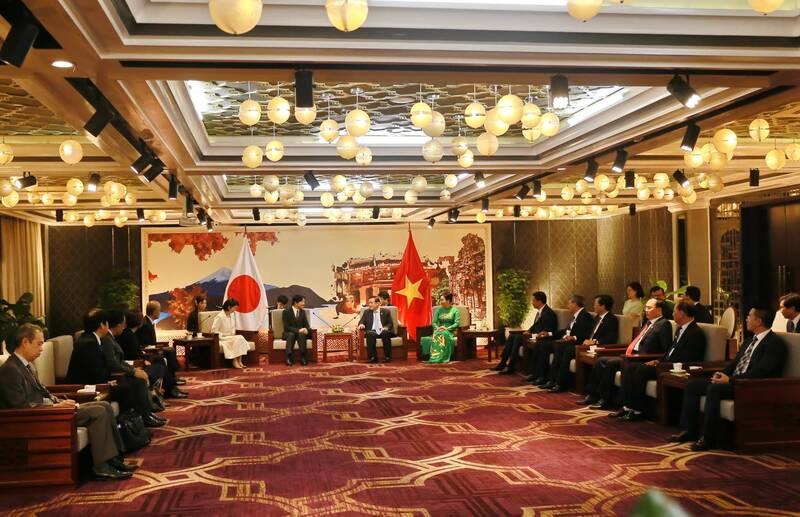 Phái đoàn của Hoàng thái tử Nhật Bản Fumihito Akishino và Công nương Kawashima Kiko chào xã giao lãnh đạo tỉnh Quảng Nam chiều ngày 23.9. Ảnh Thu Trang.