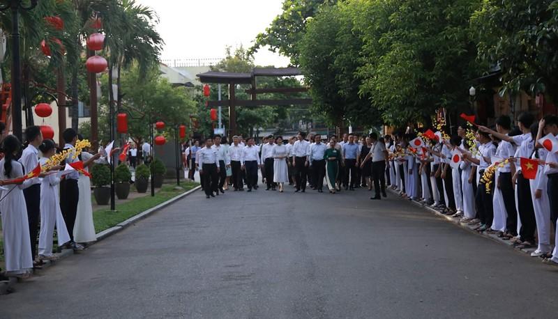 Chiều 23.9, Hoàng thái tử Nhật Bản Fumihito Akishino và Công nương đã đến thăm nhiều địa điểm ghi dấu ấn hợp tác của Nhật Bản và Việt Nam tại TP Hội An. Ảnh Thu Trang.