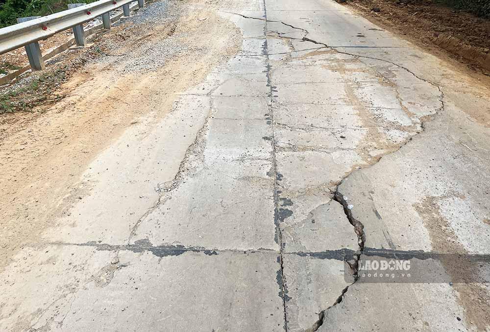 Chị Nguyễn Thị Sinh thường xuyên qua lại giữa xã Vĩnh Lợi và Cấp Tiến (Sơn Dương) cho biết, những vết nứt, sụt lún mặt đường tại vị trí này đã có khoảng hơn 1 tháng nay sau khi việc khắc phục sạt lở hoàn thành, đưa vào dụng ít ngày. Đi qua đoạn này nếu không để ý mà giảm tốc thì rất dễ bị ngã.