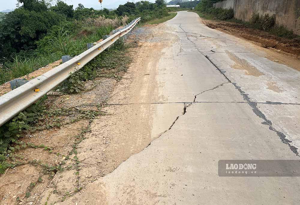 Thời gian sau đó mưa lớn kéo dài nên tới tháng 11.2022 vị trí sạt lở này mới được thi công khắc phục. Công trình được nghiệm thu đưa vào sử dụng giữa tháng 6.2023. Tuy nhiên sau đó hơn 1 tháng, tại vị trí mới được khắc phục sạt lở đã xuất hiện những sụt lún.