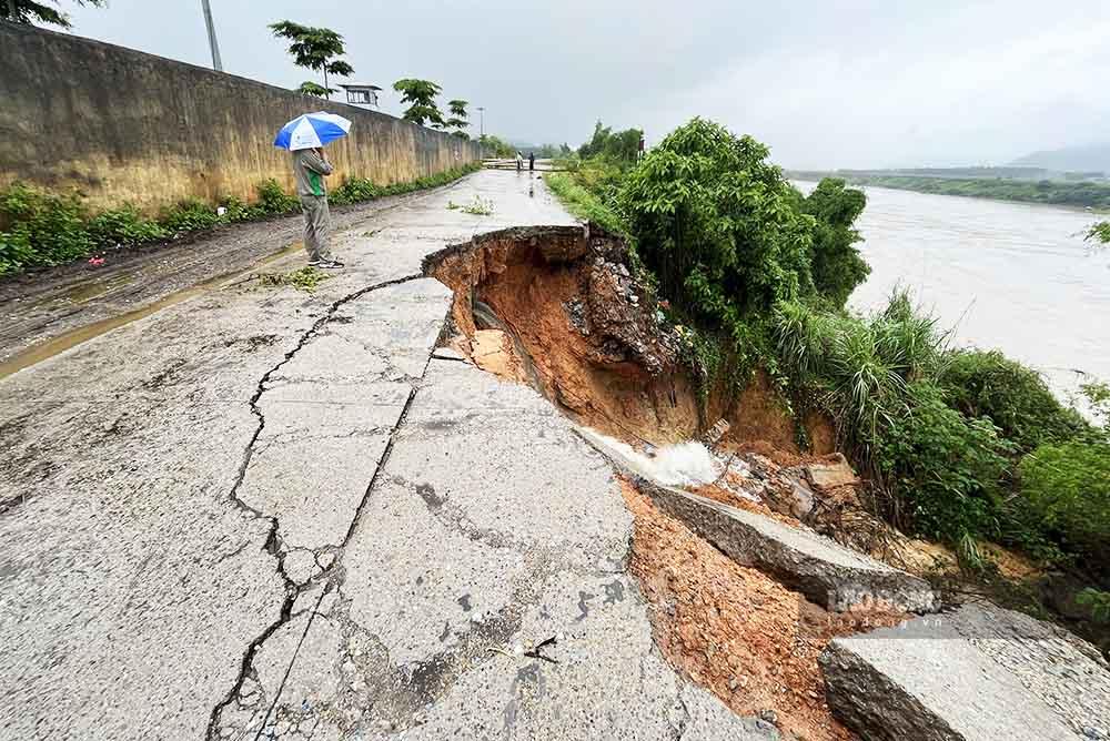 Cuối tháng 5.2022, do ảnh hưởng của mưa lớn, tuyến đê sông Lô (tại Km4+700 tuyến đường ĐH04) đoạn qua thôn Cầu Cháy, xã Vĩnh Lợi (Sơn Dương) khu vực cống thoát nước của Nhà máy Giấy và Bột giấy An Hòa bị sạt lở nghiêm trọng. Ảnh chụp tháng 5.2022.