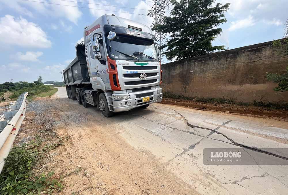 Cũng theo chị Sinh, tuyến đường đê này chỉ cho phép xe tải trọng 10 tấn lưu thông nhưng các xe đầu theo, xe tải lớn hàng chục tấn vẫn đi vào khiến tình trạng vỡ nát, sụt lún càng thêm trầm trọng.