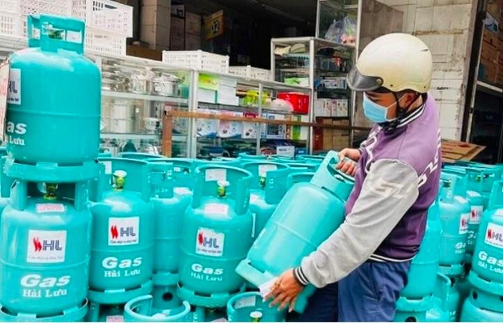 Giá xăng, gas, thực phẩm tăng cao, người dân, doanh nghiệp oằn mình chống chịu - Ảnh 1.