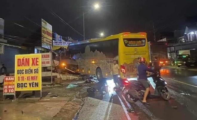 Hiện trường vụ tai nạn nghiêm trọng xảy ra trên quốc lộ 20 làm 4 người tử vong. Ảnh: Minh Châu