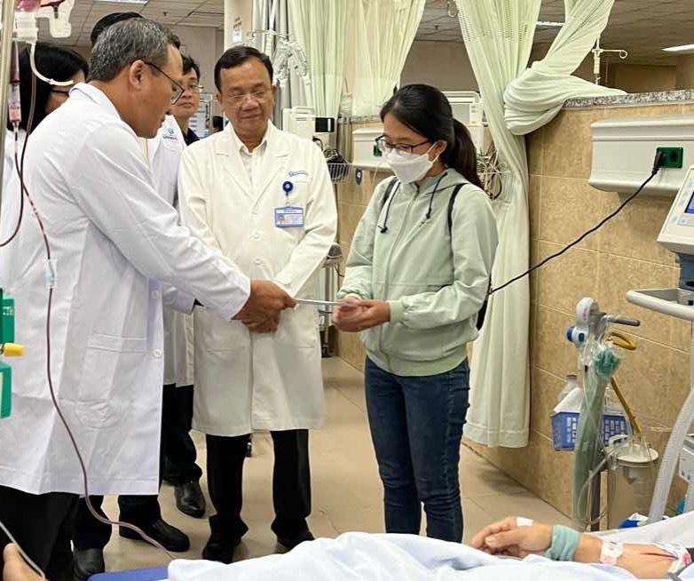 Ông Khuất Việt Hùng Phó chủ tịch chuyên trách Ủy ban An toàn giao thông Quốc gia trao hỗ trợ gia đình nạn nhân đang cấp cứu tại bệnh viện đa khoa Đồng Nai. Ảnh: Hà Anh Chiến