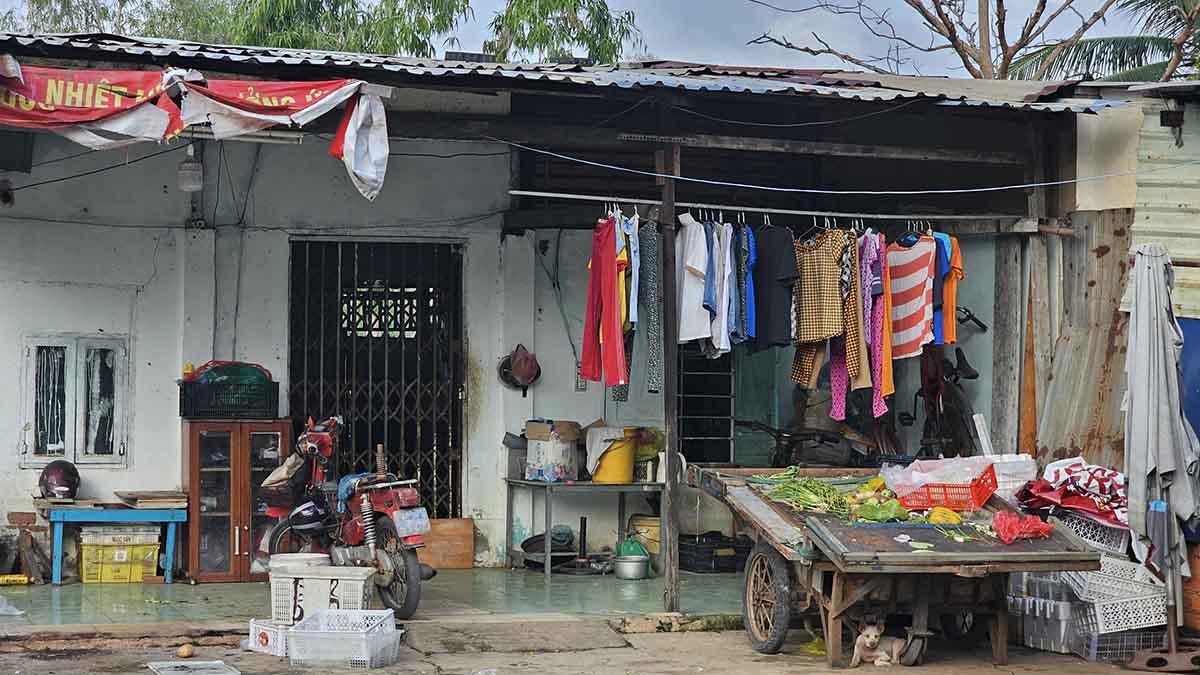 Một số căn nhà tạm, xập xệ bên trong khu vực quy hoạch dự án.