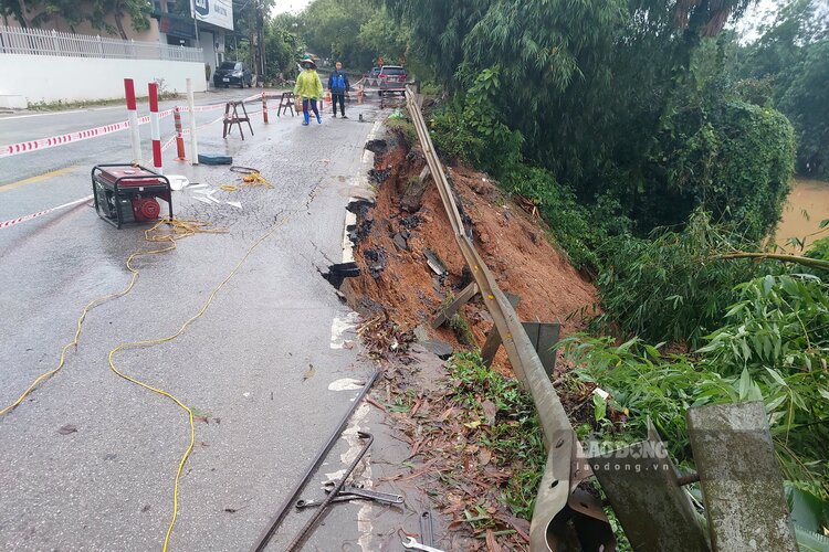 Quốc lộ 32C bị sạt lở đến mặt đường nhựa. Ảnh: Tô Công.