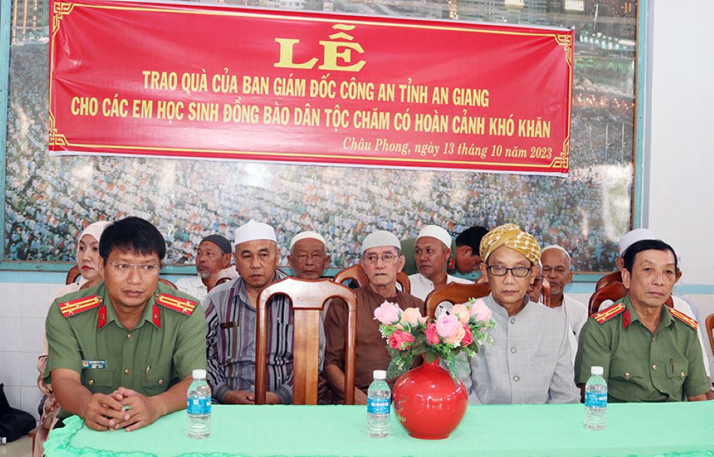 Quang cảnh buổi trao tặng xe đạp cho học sinh dân tộc Chăm của Công an tỉnh An Giang. Ảnh: Vũ Tiến