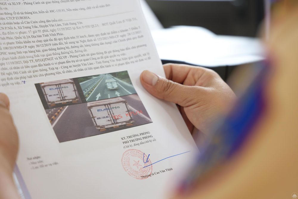 Không ít trường hợp điều khiển xe ôtô chạy quá tốc độ quy định trên 35 km/h bị phát hiện, xử lý. Ảnh: Hà Phương