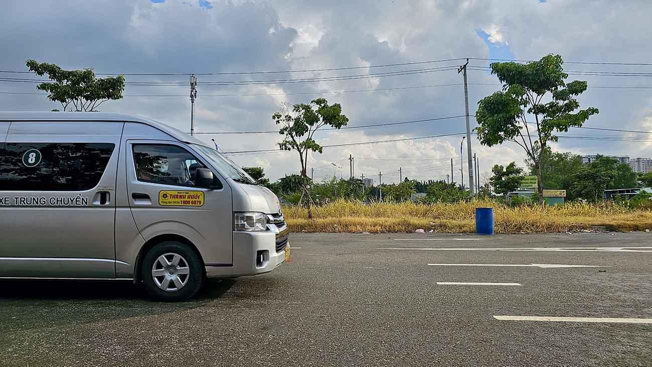 Chỉ trong buổi chiều 18.10, hàng chục chuyến xe trung chuyển, xe giường nằm chở khách, xe chở hàng của hãng Thành Bưởi liên tục ra vào ở bãi “lậu” này.