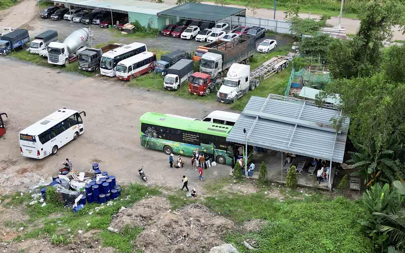 Xe trung chuyển chở khách từ văn phòng trên đường Điện Biên Phủ (quận Bình Thạnh) ra điểm này, ngồi chờ đến khi xe giường nằm ra thì chuyển qua và đi Đà Lạt.