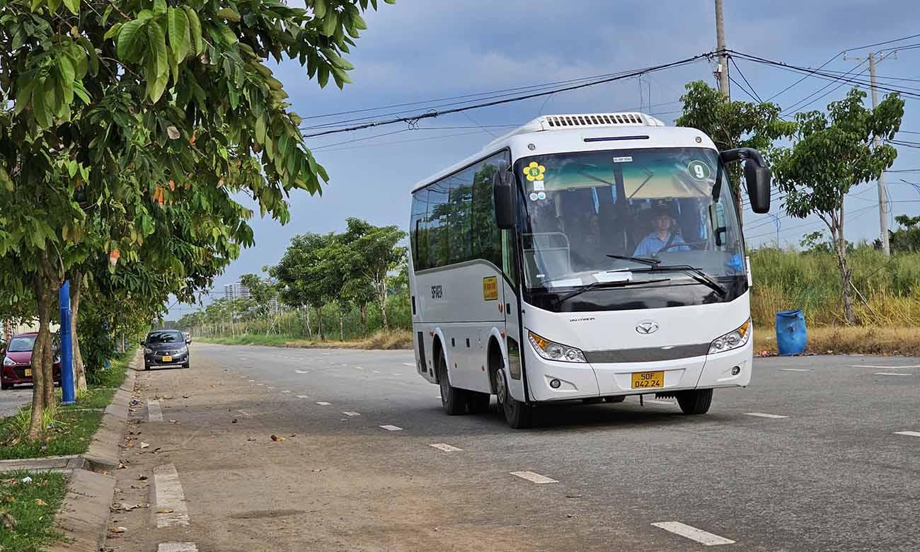 Cứ vài 10-20 phút, xe trung chuyển của hãng xe Thành Bưởi lại vào các điểm trung tâm để gom khách.