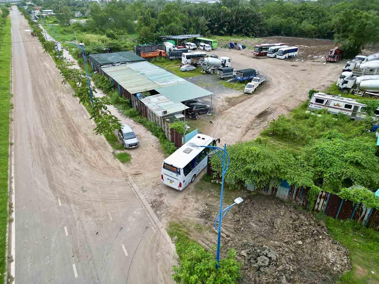 Tuy nhiên, sau khi phường An Phú dẹp bãi đỗ xe trên đường Mai Chí Thọ, nhà xe Thành Bưởi chạy sang đón khách ở một bãi xe khác trên đường Liên Phường cũng thuộc phường An Phú, TP Thủ Đức.
