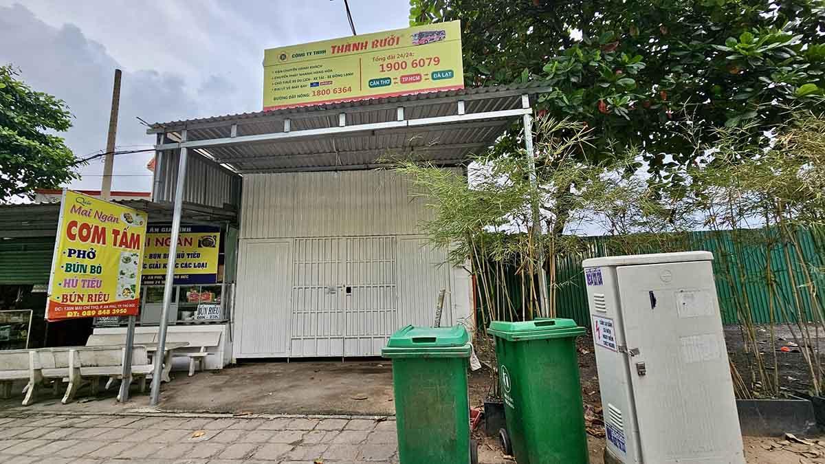 Một số văn phòng của nhà xe Thành Bưởi trên đường đến nay đã đóng cửa.