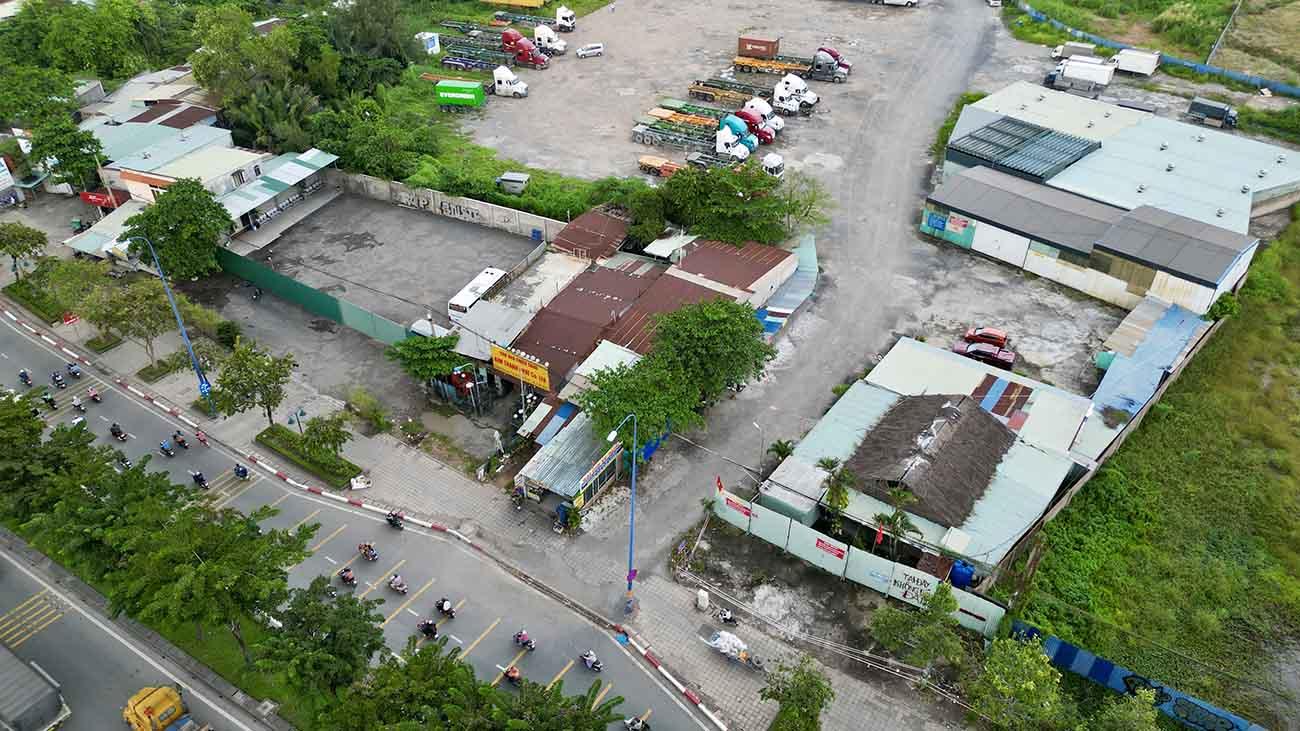 Bãi xe ở đường Mai Chí Thọ đã đóng cửa sau khi lực lượng chức năng phường An Phú đến kiểm tra ngày 10.10 và yêu cầu không được đón trả khách.