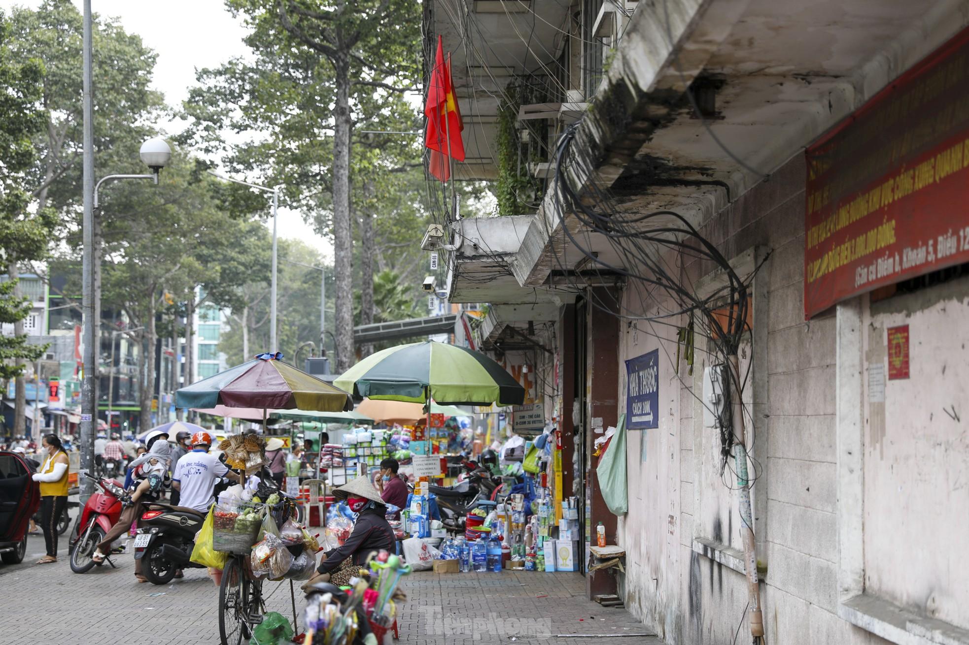 Nhìn gần ký túc xá xuống cấp nghiêm trọng, đe dọa an toàn bệnh viện ở TPHCM - Ảnh 10.