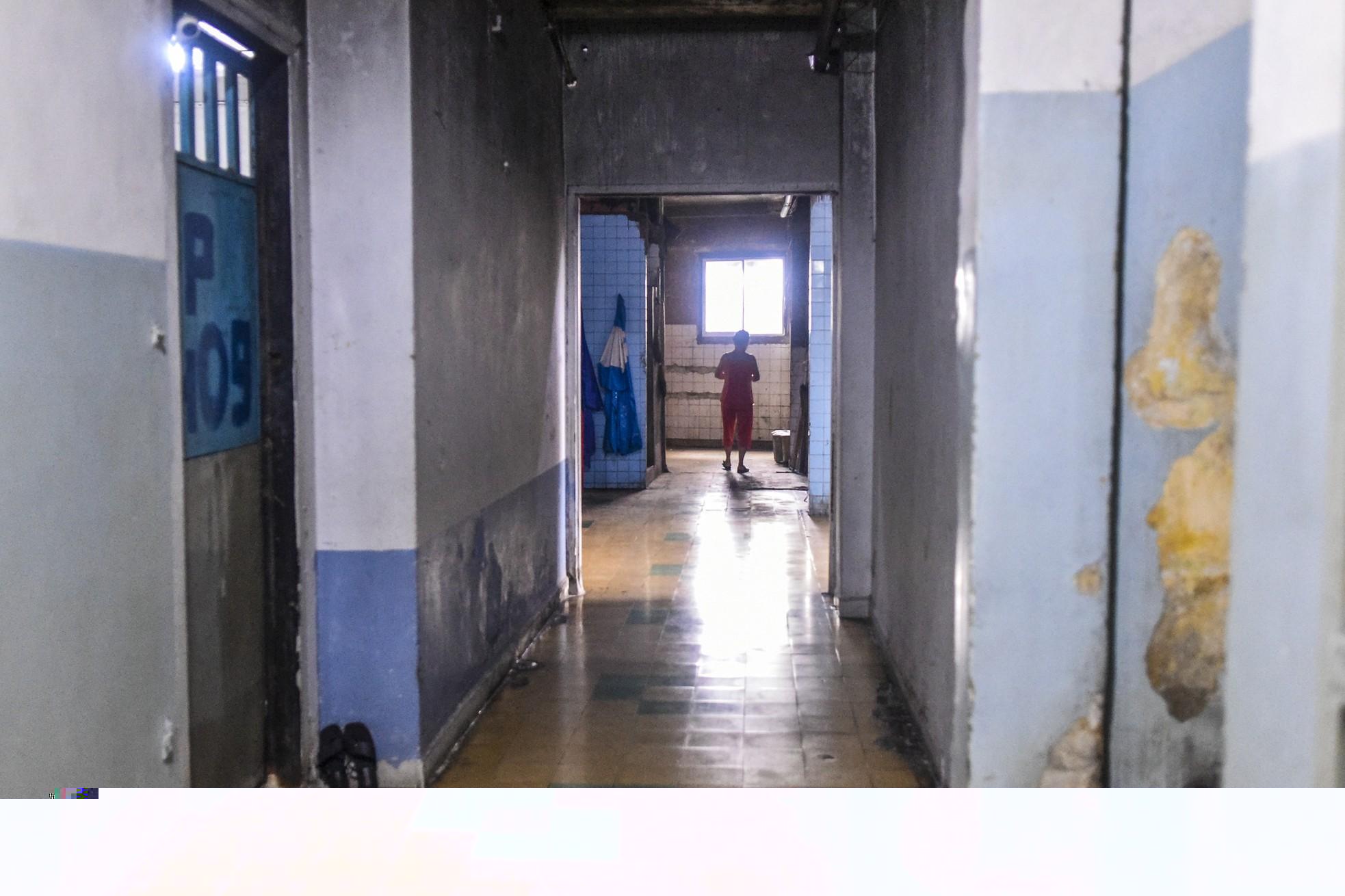 Nhìn gần ký túc xá xuống cấp nghiêm trọng, đe dọa an toàn bệnh viện ở TPHCM - Ảnh 8.