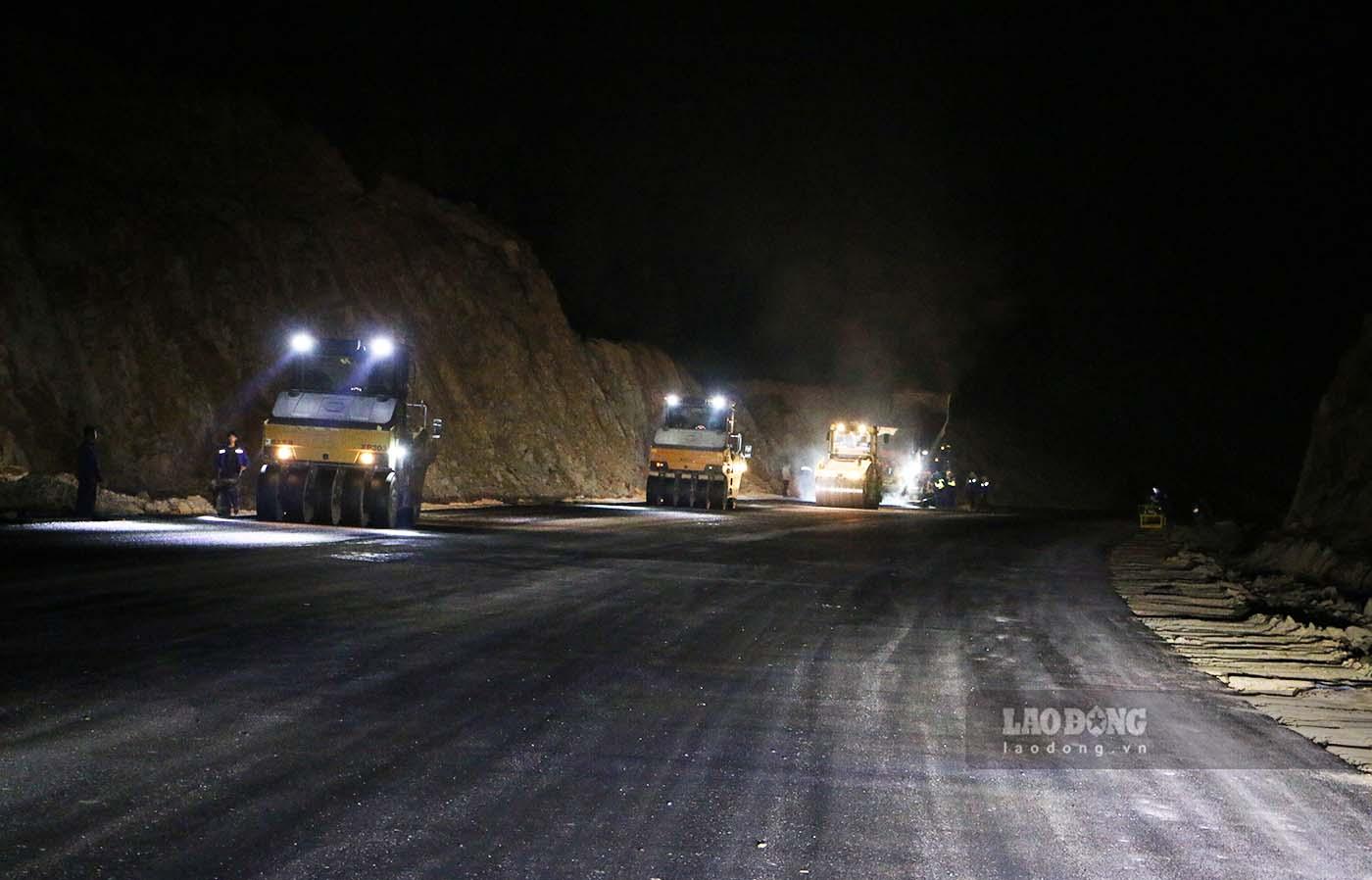 Thời điểm này, tranh thủ thời tiết thuận lợi, các nhà thầu cao tốc Tuyên Quang - Phú Thọ đang tập trung nhân lực, phương tiên thi công 3 ca liên tục.